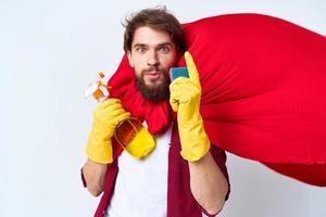 Mens met schoonmaak benodigdheden professioneel huiswerk levensstijl foto