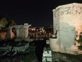 Athene nacht met monastiraki plein en oud plaka acropolis heuvel Aan voet wandelen verkennen Griekenland groot grootte hoog kwaliteit prints foto