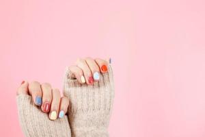 mooi vrouw hand- schilderij acryl gel nagels. mode stijl. roze achtergrond. foto