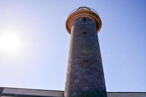 vuurtoren door de zee foto