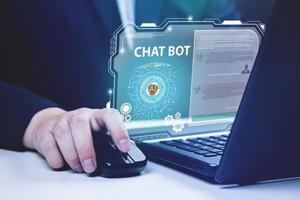 Mens babbelen met slim Chatbot Aan laptop naar vind bedrijf informatie. foto