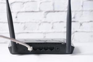 wi-fi draadloze internetrouter op witte achtergrond foto