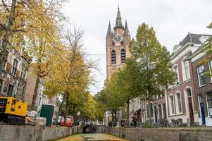de nederland, Delft, oktober, 2022. de oud kerk in Delft gezien van de kanaal foto