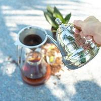 selectieve focus op de hand van barista koffie gieten foto