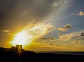 kleurrijk lucht Bij zonsondergang foto