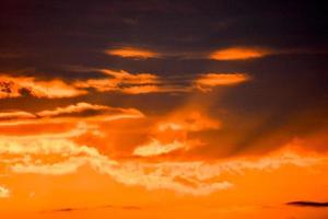 kleurrijk lucht Bij zonsondergang foto