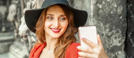 vrouw nemen selfie tegen oude gebouw foto