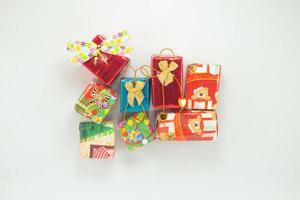 close-up stapel geschenkdozen verpakt door kleurrijk papier foto