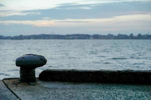 selectieve focus van verroeste stalen paal voor het in beslag nemen van het schip bij de pier foto