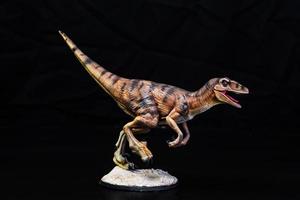 de velociraptor dinosaurus in de donker foto