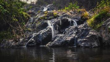 khlong naam lai waterval, mooi watervallen in klong lan nationaal park van Thailand foto