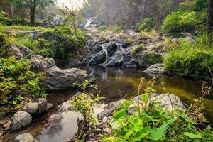 khlong naam lai waterval, mooi watervallen in klong lan nationaal park van Thailand foto
