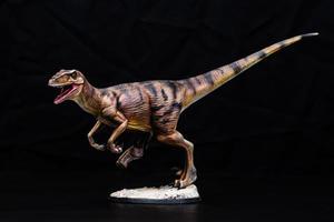 de velociraptor dinosaurus in de donker foto