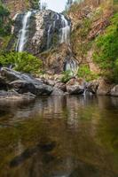 khlong lan waterval, mooi watervallen in klong lan nationaal park van Thailand foto