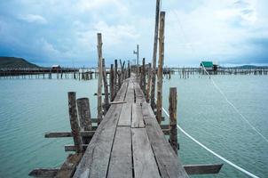 inheems vissershuis en traditionele vissersboerderij aan de kust van de zee met oude houten loopbrug foto