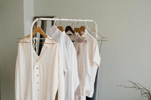 modern interieur van een Open dressing kamer met een hanger voor elegant vrouwen kleding foto