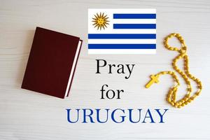 bidden voor Uruguay. rozenkrans en heilig Bijbel achtergrond. foto