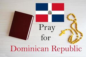 bidden voor dominicaans republiek. rozenkrans en heilig Bijbel achtergrond. foto