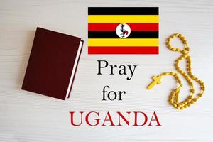 bidden voor Oeganda. rozenkrans en heilig Bijbel achtergrond. foto