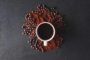 bovenaanzicht van koffie in een kopje foto
