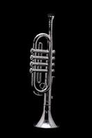een trompet Aan zwart achtergrond foto