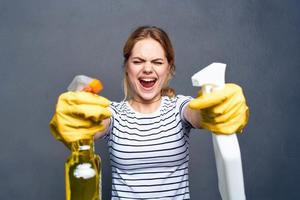 vrolijk vrouw het verstrekken van schoonmaak onderhoud Bij huis foto