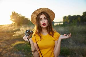 vrouw fotograaf met verrast gelaats uitdrukking rood lippen natuur vers lucht foto