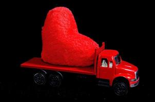 rood speelgoed- vrachtauto Aan zwart achtergrond foto