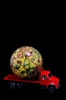 rood speelgoed- vrachtauto met een wereldbol foto