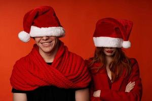 familie in de kerstman hoeden pret nieuw jaar vakantie rood achtergrond foto