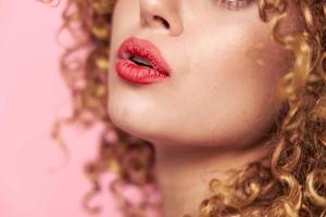 aantrekkelijk vrouw rood lippen gekruld haar- bijgesneden kijken helder bedenken foto