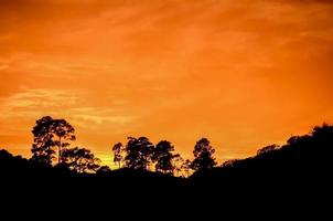 kleurrijk lucht Bij zonsondergang foto