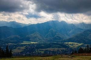 landschap van de tatra bergen Aan een warm zomer bewolkt vakantie dag foto