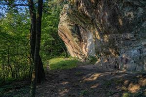 duivel steen in een Woud in de bergen van pogorzyce in Polen Aan een zomer dag foto