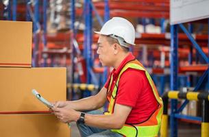 magazijn arbeiders controle voorraad, voor mannen arbeider werken in fabriek magazijn foto