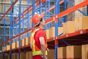 magazijn arbeider controle voorraad in magazijn, voor mannen arbeider werken in fabriek magazijn foto