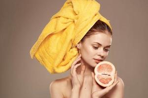 vrouw met grapefruit in handen naakt schouders en huid zorg vitamines foto