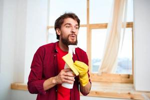 Mens in de kamer huiswerk schoonmaak onderhoud professioneel levensstijl foto