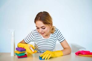 vrouw reinigt spons tafel huishouden schoonmaak onderhoud levensstijl foto