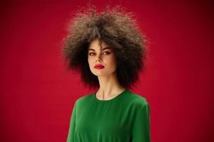 portret van een vrouw in een groen afro jurk kapsel detailopname foto