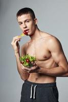 heel ons gespierd lichaam en een bord van salade eetpatroon energie Gezondheid foto
