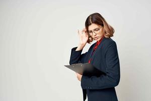 vrouw in pak documenten manager kantoor werk foto