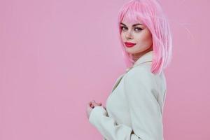 schoonheid mode vrouw in wit blazer roze haar- aantrekkingskracht schoonheidsmiddelen kleur achtergrond ongewijzigd foto