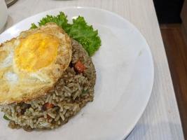 gebakken rijst- de traditioneel voedsel van Indonesië met sla en ei. de foto is geschikt naar gebruik voor traditioneel voedsel achtergrond, poster en voedsel inhoud media.