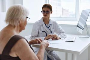 ouderen vrouw met bril diagnostiek Gezondheid klacht foto