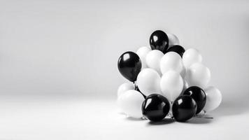 zwart en wit ballon Aan wit achtergrond met kopiëren ruimte. foto