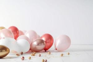 roze goud en wit ballon Aan wit achtergrond met kopiëren ruimte. foto