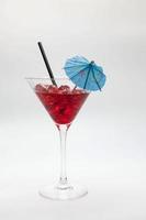 rood cocktail drinken wit blauw paraplu geïsoleerd Aan een wit achtergrond. foto