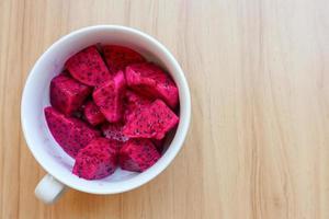 gesneden rood draak fruit geserveerd in een kom foto