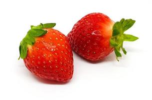 vers twee aardbei of rood BES geïsoleerd Aan wit achtergrond met knipsel pad of maken selectie. gezond voedsel en fruit. foto